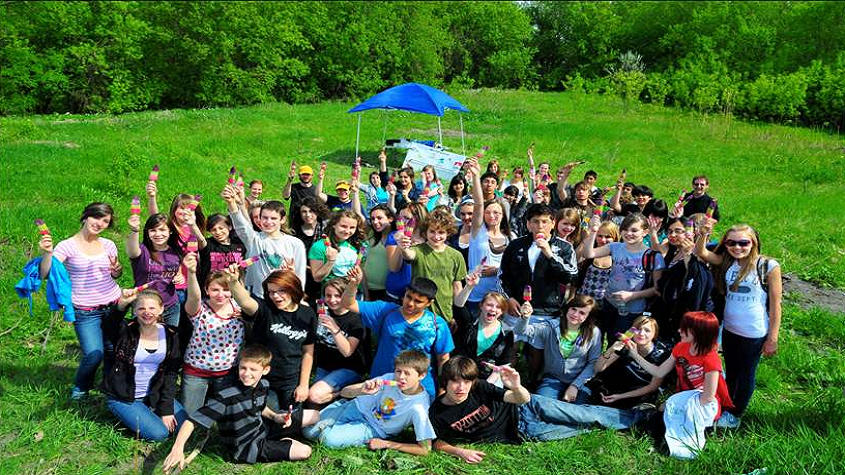 summer camp:入学难度低,时间段,学术性弱,可以被理解为"夏令营"的一